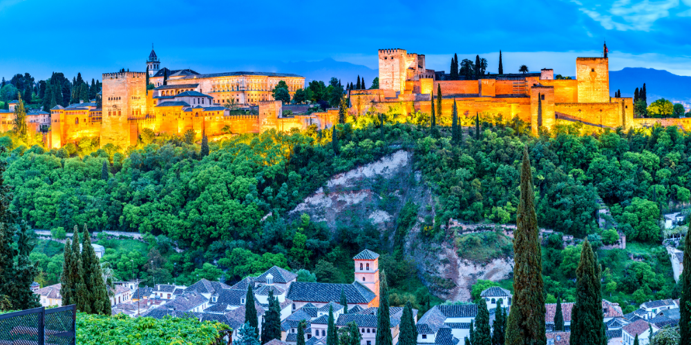 Endülüs Mimarisinin Kalbi: Granada Gezi Rehberi